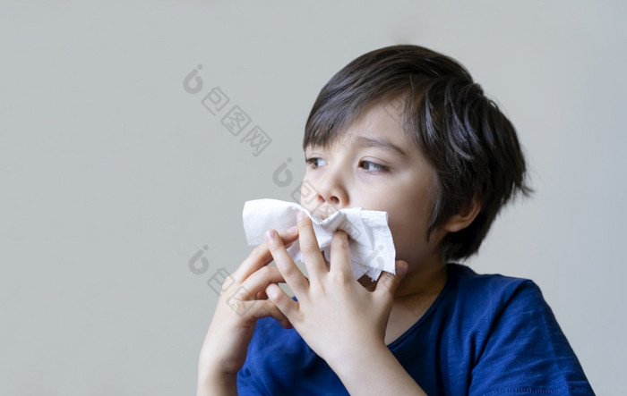 不健康的孩子与干皮肤吹鼻子成组织孩子痛苦从运行鼻子打喷嚏男孩捕获冷当季节改变童年擦拭鼻子与组织
