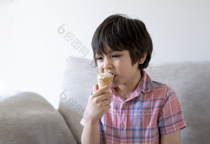肖像快乐孩子男孩吃冰奶油华夫格锥首页孩子男孩放松首页周末热阳光明媚的一天春天夏天