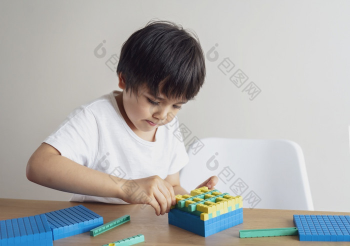 学校孩子使用塑料块计数数量孩子男孩研究数学颜色堆栈盒子蒙特梭利教室材料为孩子们学习数学首页首页学校教育距离教育