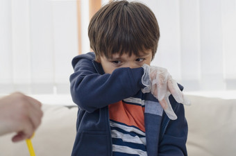 孩子覆盖鼻子和口与他的手臂孩子有过敏和打喷嚏而做科学项目孩子抓鼻子孩子们有反射有<strong>发热</strong>从尘土飞扬的过敏和哮喘孩子
