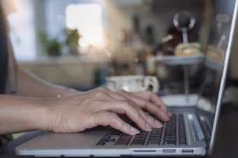 业务亚洲女人使用移动PC电脑工作厨房女打字键盘笔记本新正常的生活人工作在线业务首页概念