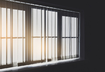 阴影和影子窗口百叶窗复古的过滤器早....阳光闪亮的通过威尼斯百叶窗的窗口极简主义行和光