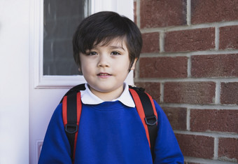 户外肖像快乐孩子男孩与背包头拍摄<strong>学校</strong>孩子穿统一的<strong>学</strong>生主会<strong>学校</strong>年轻的<strong>学</strong>生开始类后<strong>学校</strong>假期回来<strong>学校</strong>概念