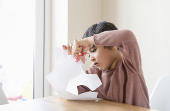 小学生使用剪刀<strong>切割形状</strong>鱼为家庭小孩学习如何钝纸孩子保持首页享受艺术和工艺品活动在新冠病毒封锁首页学校教育玩和学习