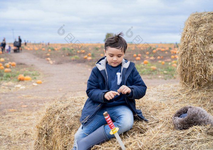 快乐孩子坐着玩白稻草有补丁可爱的男孩有有趣的玩户外农场场秋天孩子玩外秋天季节收获感恩节节日季节10月