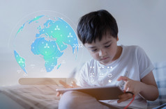 学校孩子使用平板电脑研究世界人口孩子男孩做在线首页工作