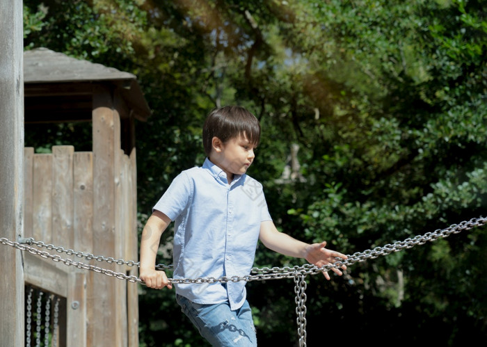 活跃的孩子持有金属链操场上孩子享受在户外活动攀爬绳子链冒险公园阳光明媚的一天夏天混合比赛年轻的男孩有有趣的学校操场上