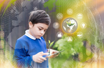学校孩子使用平板电脑研究互联网关于世界人口生态和环境男孩做在线学习地理位置与双曝光增长未来主义的年轻的绿色树全球地图