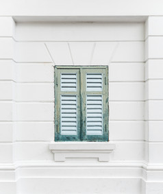 绿色木窗口的老建筑的欧洲风格