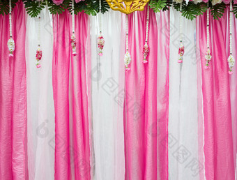 粉红色的和白色织物背景与的新鲜的花的婚礼仪式