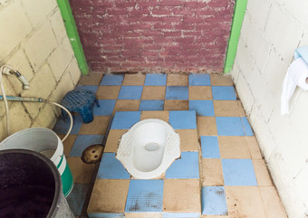 脏小厕所。。。与的<strong>塑料桶</strong>的农村泰国