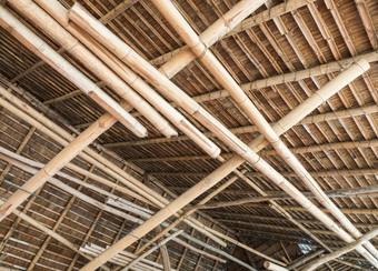 浓密的头发屋顶与的竹子结构的大展馆的泰国餐厅