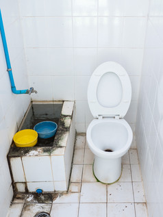 脏公共厕所。。。与的白色瓷砖的农村寺庙泰国
