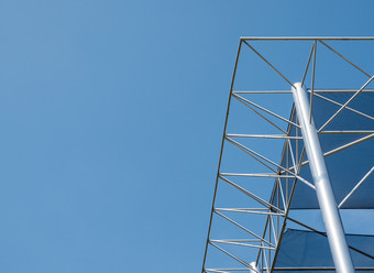 现代金属框架与的树冠帆布的展览建筑下的清晰的蓝色的天空