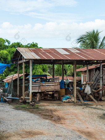 老车库附近农民房子的农村泰国
