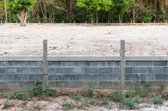 混凝土墙与桑迪土壤为回收附近的边境森林