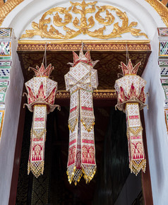 传统的泰国灯笼从的纸挂的教堂入口为财富和好运气北部泰国