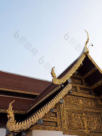 雕刻模式的传统的泰国风格的山墙的泰国教堂公共区域不要求财产释放