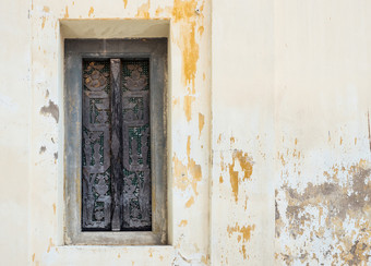 老木窗口与的雕刻模式的古老的教堂的泰国寺庙公共区域不要求财产释放