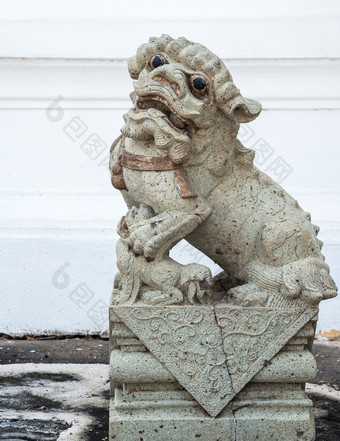 石头狮子雕像的传统的<strong>中国</strong>人风格哪一个位于附近的<strong>寺庙</strong>墙为装饰的泰国<strong>寺庙</strong>