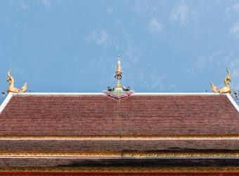 金鸟雕塑的前的教堂屋顶下的<strong>清晰</strong>的蓝色的天空与复制空间传统的北部<strong>风</strong>格泰国
