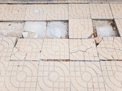破碎的地板上瓷砖与的雨下降的公园人行道上的大学