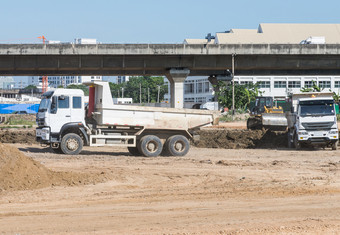 大卡车工作的建设网站的城市区域附近的高速公路桥泰国