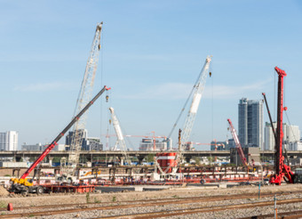 建设网站与的高起重机为构建的大火车站模糊焦点