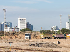 重卡车停车的建设网站附近的铁路站