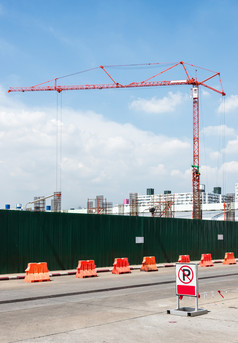 现代起重机为建设的停车建筑城市泰国