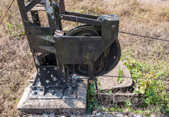 老钢滑轮与的金属线的交通信号波兰附近的铁路院子里的农村站泰国