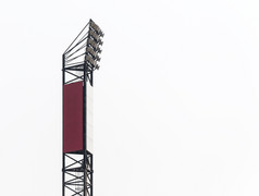关注的焦点塔为使用的体育运动体育场的白色背景与复制空间
