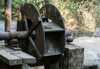 老木涡轮为生成的电从瀑布的农村泰国