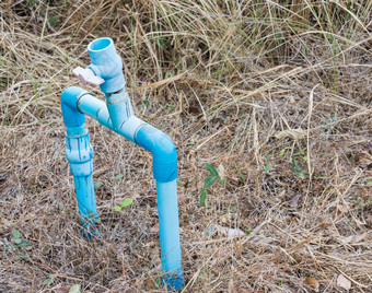 聚氯乙烯管集与塑料阀为准备好了recive的水管从的农村自来水厂
