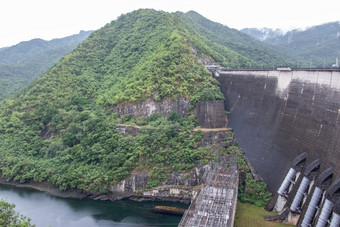 大混凝土大坝与的水管为水力发电发电机的谷后雨北部泰国