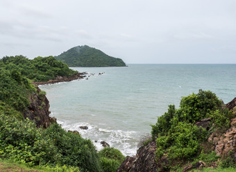 岩石悬崖与的光雨和强大的波的国家公园东部海岸泰国