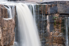 特写镜头的清晰的瀑布从的悬崖的国家公园