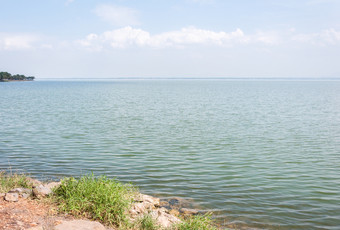 宁静的湖的储层下的清晰的蓝色的天空的农村泰国
