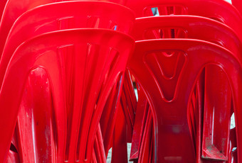 红色的塑料椅子为小聚会，派对的首页花园