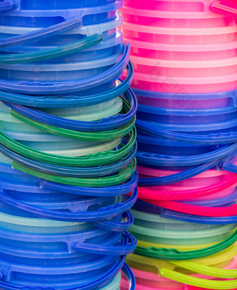 色彩斑斓的<strong>塑料桶</strong>堆栈为冰多维数据集的泰国餐厅