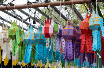 色彩斑斓的的手工艺灯笼的传统的泰国风格挂附近的泰国寺庙为财富和好运气新一年节日的北部泰国