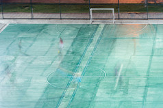 空中视图的小足球场与的运动球员的城市区域泰国