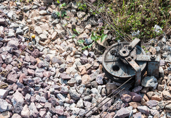 老钢滑轮与的金属线的石头地面为控制的交通信号波兰附近的铁路站泰国