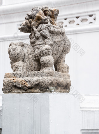石头狮子雕像的传统的<strong>中国</strong>人风格哪一个位于附近的<strong>寺庙</strong>墙为装饰的泰国<strong>寺庙</strong>