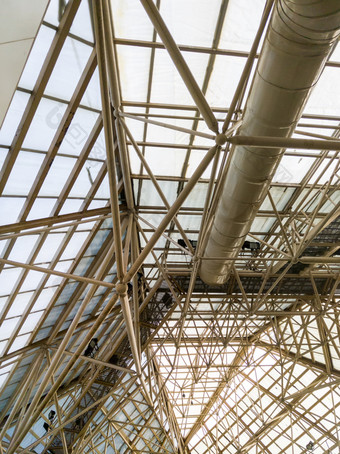 复杂的<strong>桁架</strong>框架的天花板的前的购物购物中心与的维护路径