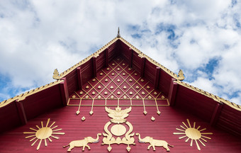 雕刻揭路荼和大象模式的传统的泰国风格的山墙的泰国教堂公共区域不要求财产释放