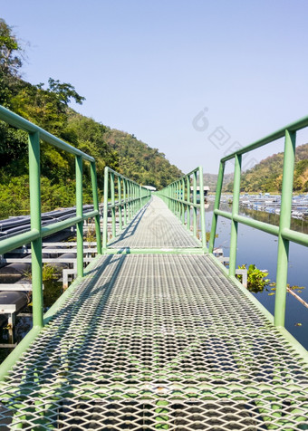 长金属桥浮动的储层为使用走的水泵站为自来水厂的农村区域