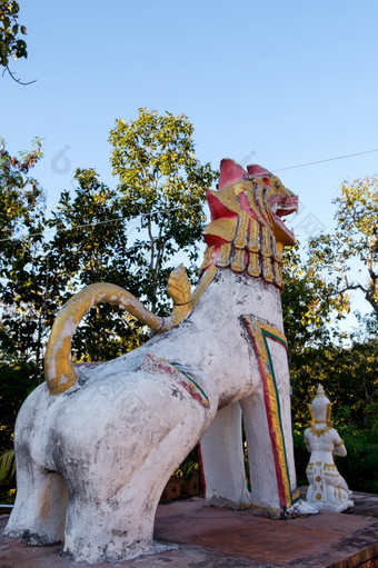 回来一边的白色<strong>狮子</strong>雕像的传统的北部泰<strong>国风</strong>格附近的入口的泰国寺庙