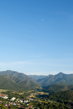 的小村附近的结束的跑道位于的平原之间的的山范围视图从的的观点的寺庙的高山以上视图与的复制空间