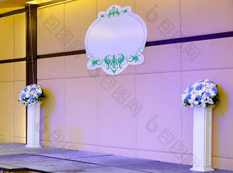 的空婚礼阶段与的花花束和装饰董事会的背景墙前面视图与的复制空间